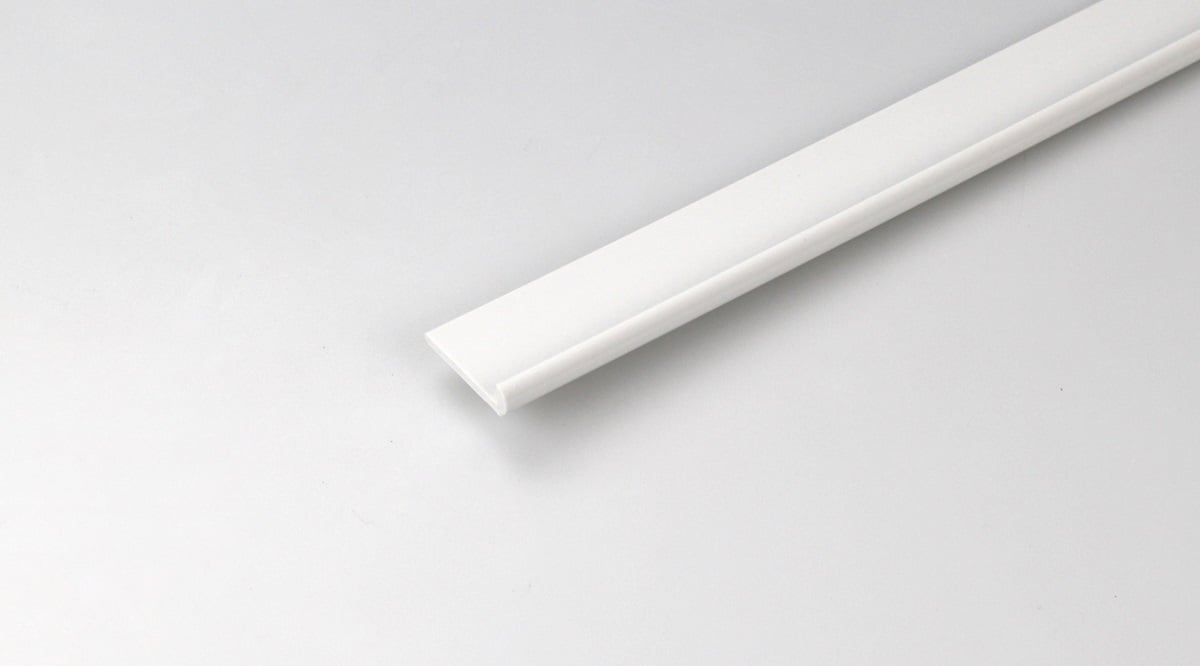 PVC J - образен профил 100x1,5x1,3см бял