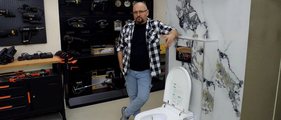 Как да обновиш WC зоната със смарт окачена тоалетна и модерни панели